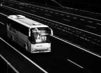 Το απόλυτο χάος στην Εθνική Οδό – Οδηγός λεωφορείου είχε τη “φαεινή” ιδέα να κάνει… αναστροφή