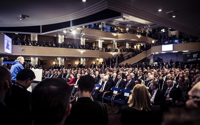 Η εντυπωσιακή ξανθιά πολιτικός στη διάσκεψη που βρέθηκε ο Τσίπρας (pics)