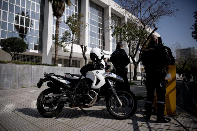 Εφετείο Αθηνών: “Ντου” αναρχικών με συνθήματα και “τρικάκια” (pics)