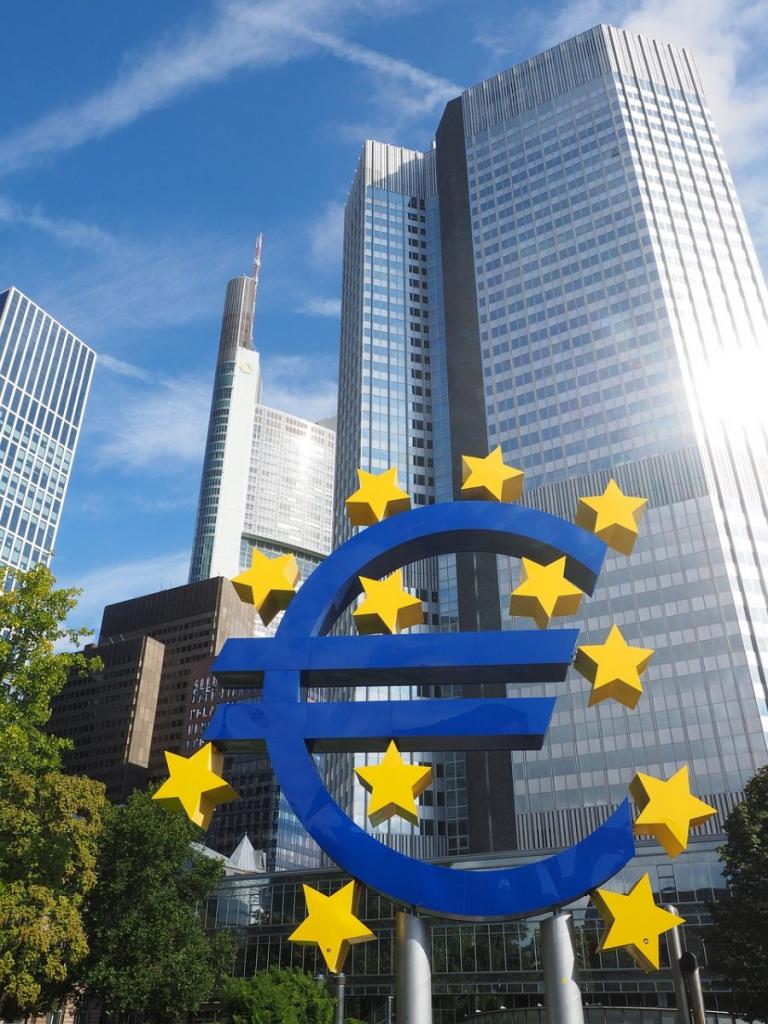 ΕΚΤ: Μπορεί να καθυστερήσει και πάλι την αύξηση επιτοκίων