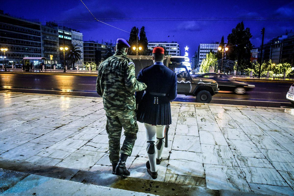 Πέθανε εύζωνας: Ένιωσε αδιαθεσία και κατέρρευσε