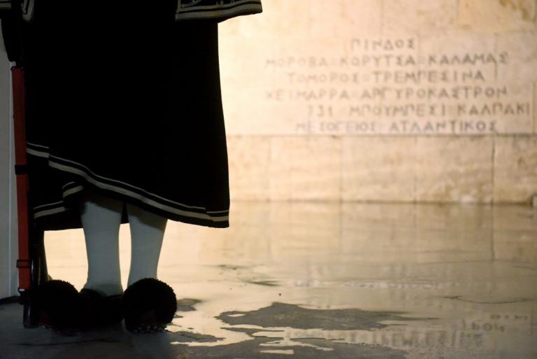 Θάνατος Εύζωνα: Βαρύ πένθος στην Πάτρα για τον ξαφνικό χαμό του 24χρονου (pics)