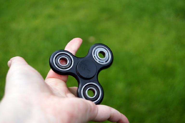 Fidget spinner: Δάχτυλο μαθητή σφήνωσε στο παιχνίδι