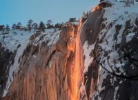 Firewall φαινόμενο: Η ψευδαίσθηση της λάβας στα νερά του καταρράκτη (pics)