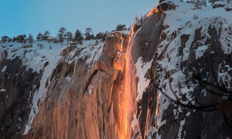 Firewall φαινόμενο: Η ψευδαίσθηση της λάβας στα νερά του καταρράκτη (pics)