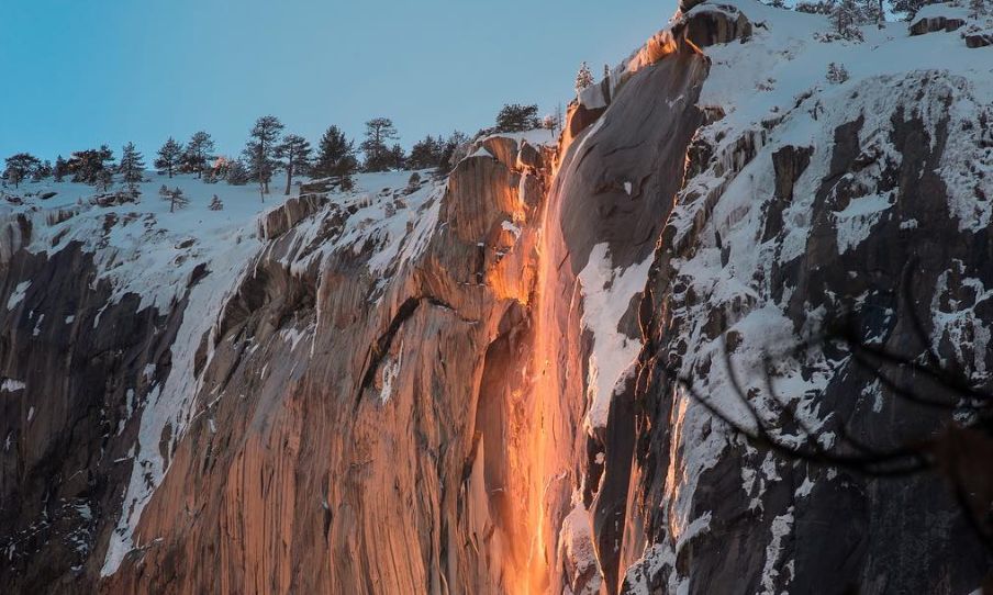 Firewall φαινόμενο: Η ψευδαίσθηση της λάβας στα νερά του καταρράκτη (pics)