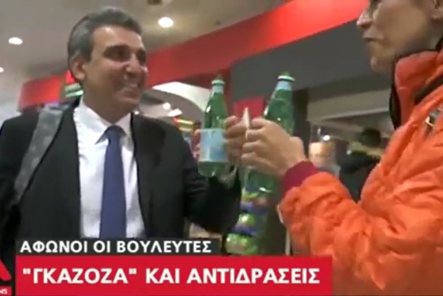 Φωκάς γκαζόζα: “Πάμε να σε κεράσω μία”; – Ο βουλευτής πρόσφερε γκαζόζα σε μια ρεπόρτερ (vid)