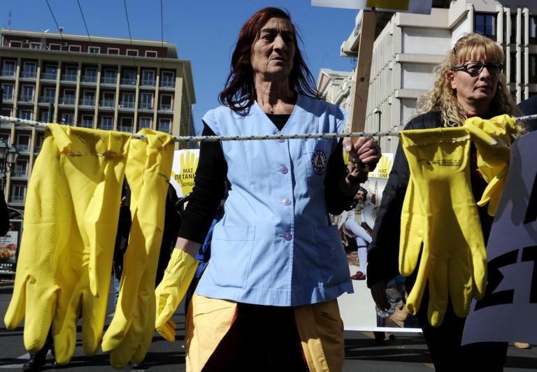 Καθαρίστριες: Συγκέντρωση έξω από το υπουργείο Υγείας – Απειλούν με… κατασκήνωση