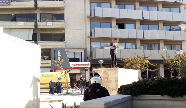 Άνδρας απειλεί να αυτοπυρποληθεί στην Κρήτη (pics&vid)