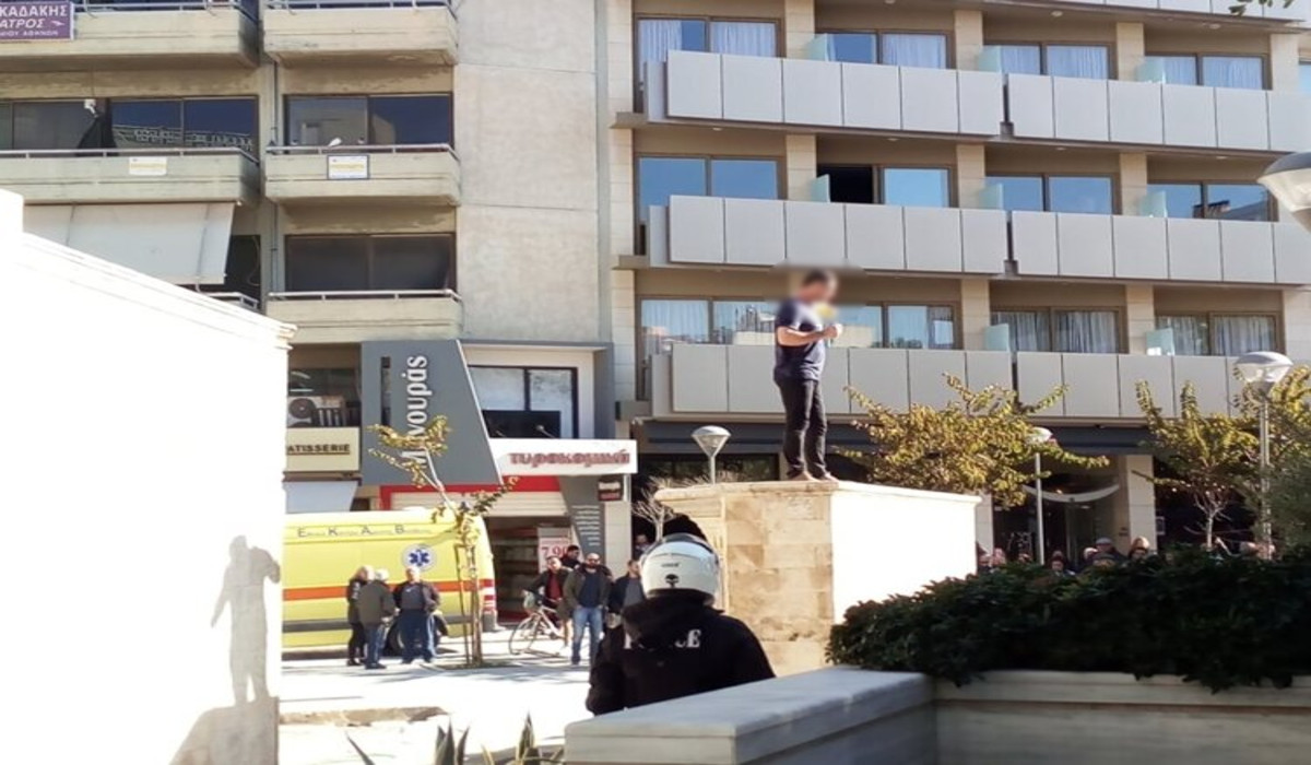 Άνδρας απειλεί να αυτοπυρποληθεί στην Κρήτη (pics&vid)