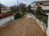 Καιρός Χανιά: Η στιγμή που καταρρέει η ιστορική γέφυρα του Κερίτη στον Αλικιανό (vid)