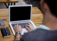 Λάθη που κάνουμε όλοι με τα laptop μας στην καραντίνα και τα καταστρέφουμε