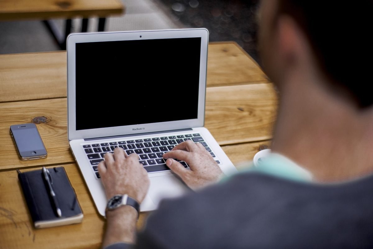 Λάθη που κάνουμε όλοι με τα laptop μας στην καραντίνα και τα καταστρέφουμε
