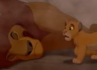 Lion King: Σκύλος παρακολουθεί την ταινία και κλαίει (vid)