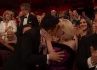 Ράμι Μάλεκ: Το παθιασμένο φιλί στη σύντροφό του όταν πήρε το Όσκαρ (vid)