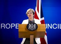 Brexit: Η Μέι εξετάζει δίμηνη αναβολή του