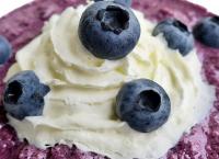 Η συνταγή της ημέρας: Μους τυριού με μύρτιλα