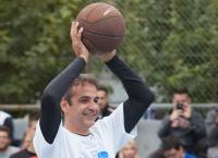 Μητσοτάκης: Έβγαλε το κουστούμι και έπαιξε μπάσκετ με αέρινο στιλ (pics)