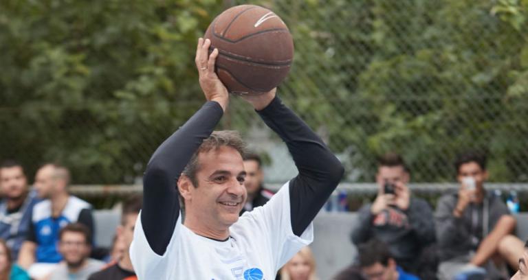 Μητσοτάκης: Έβγαλε το κουστούμι και έπαιξε μπάσκετ με αέρινο στιλ (pics)