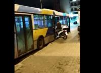 Λεωφορείο ΟΑΣΑ: Ένας… θεούλης μπήκε μέσα με το μηχανάκι (vid)
