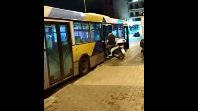 Λεωφορείο ΟΑΣΑ: Ένας… θεούλης μπήκε μέσα με το μηχανάκι (vid)