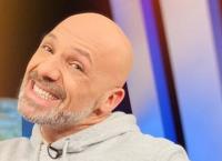 Για την παρέα: Η επική τούμπα χορεύτριας μπροστά στον Νίκο Μουτσινά (vid)