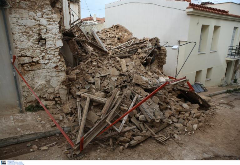 Κατέρρευσε σπίτι στην Πνύκα (pics&vid)