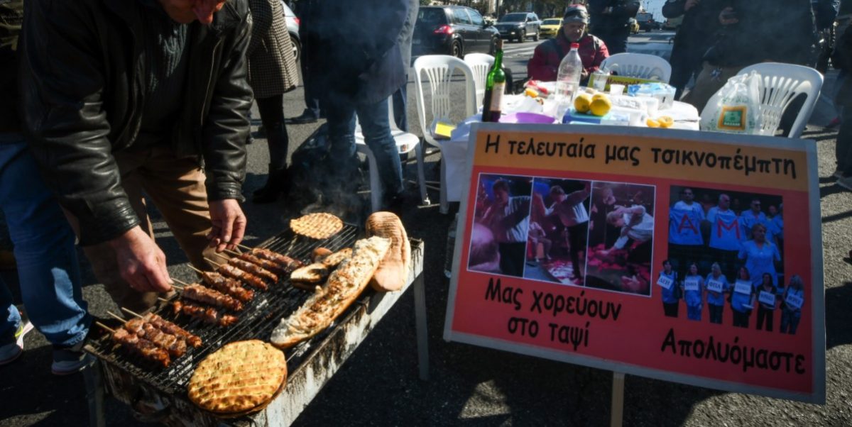ΠΟΕΔΗΝ: Διαμαρτυρία με σουβλάκια έξω από τη Βουλή (pics)