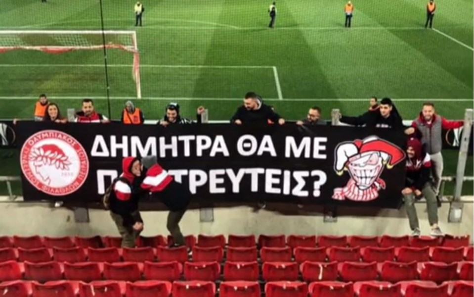 Ολυμπιακός – Ντιναμό πρόταση γάμου: Της ζήτησε να παντρευτούν στο κατάμεστο “Καραϊσκάκης”