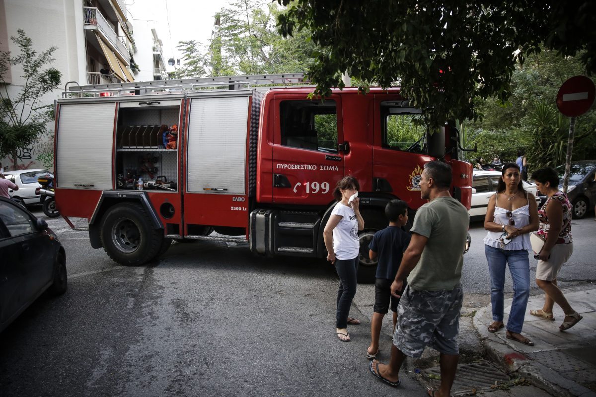 Φωτιά σε σπίτι στην Καλλιθέα: Ένας τραυματίας με εγκαύματα στο νοσοκομείο (vid)
