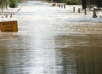 Κακοκαιρία Αυστραλία: Οι πλημμύρες έβγαλαν ακόμα και κροκόδειλους στους δρόμους (vids)