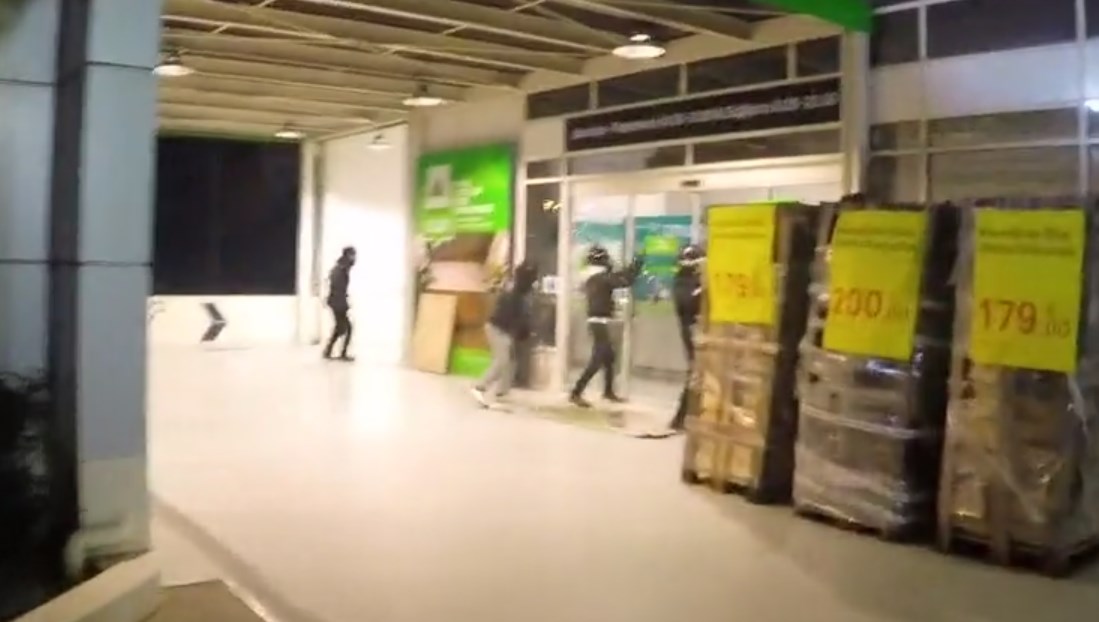 Ρουβίκωνας: Το βίντεο με την καταδρομική επίθεση σε κατάστημα της Κηφισίας