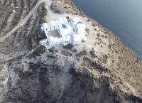 Σαντορίνη: Θρίλερ σε Ημεροβίγλι και Οία – Αυτοκίνητο έπεσε στα βράχια