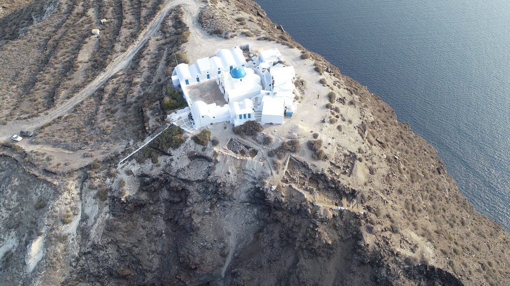 Σαντορίνη: Θρίλερ σε Ημεροβίγλι και Οία – Αυτοκίνητο έπεσε στα βράχια