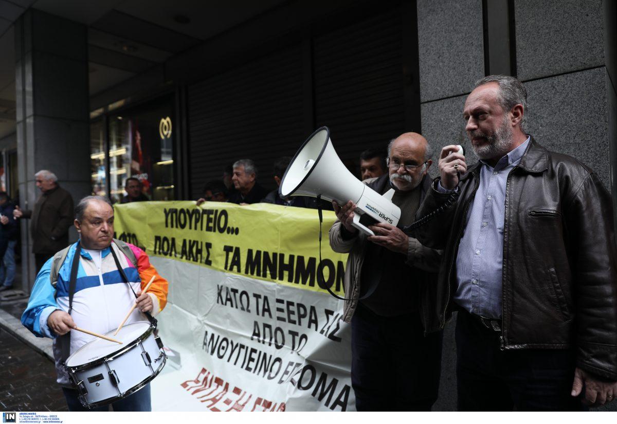 Ένταση με συνδικαλιστές μπροστά στο υπουργείο Οικονομικών (pics)