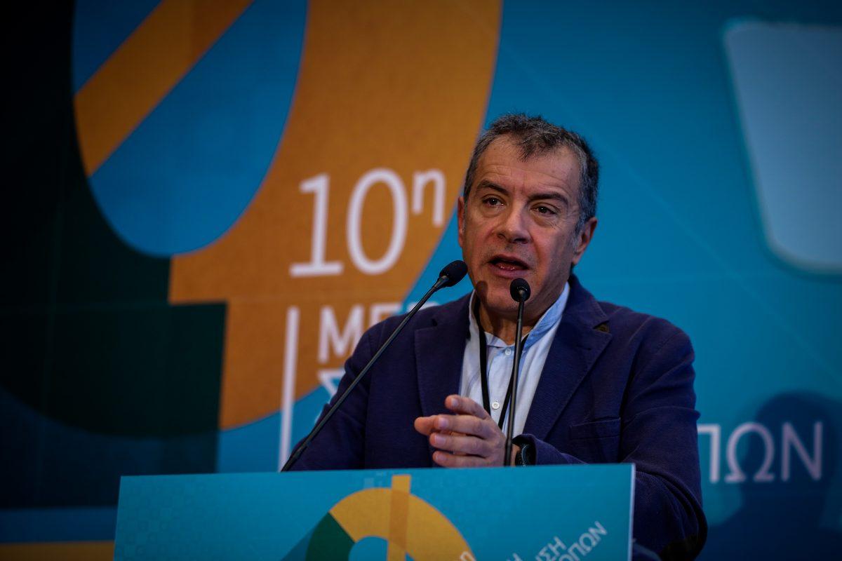 Θεοδωράκης για Εξάρχεια: Οι κάτοικοι ακούν ριπές όπλου και τους φαίνεται φυσιολογικό