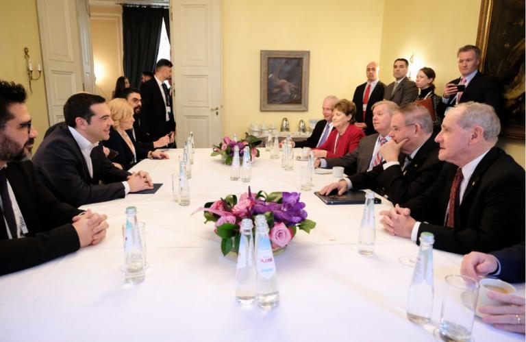 Τσίπρας: Οι προοπτικές της ελληνοαμερικανικής συνεργασίας στο επίκεντρο της συνάντησης με γερουσιαστές