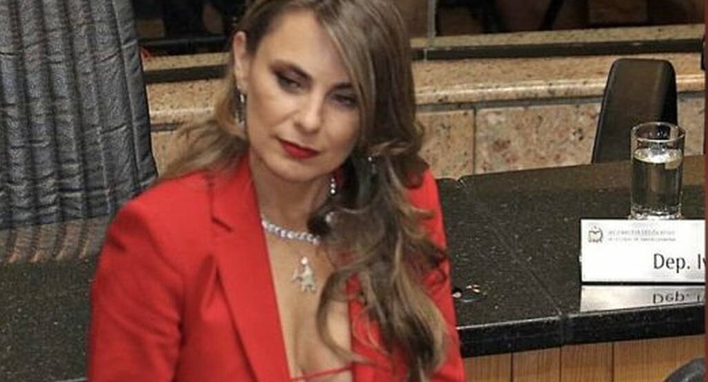 Βραζιλία: Παρουσιάστηκε στη Βουλή με βαθύ ντεκολτέ και τους άφησε όλους άφωνους (pics)