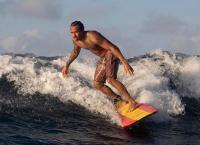 O Λιούις Χάμιλτον κάνει πιλάτες και σερφ