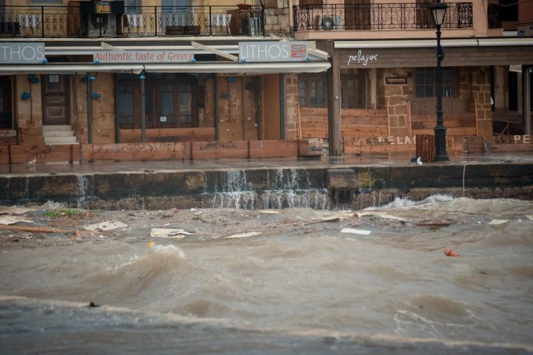Χανιά κακοκαιρία: Δόθηκε στην κυκλοφορία η γέφυρα που τοποθέτησαν οι ΕΔ στον Πλατανιά
