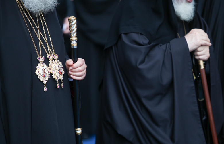 “Ο παππάς ευλογάει πρώτα τα γένια του”: Πως προέκυψε η φράση