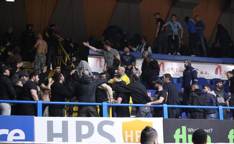 Περιστέρι – Άρης: Ξύλο μεταξύ των οπαδών των δύο ομάδων (pics)