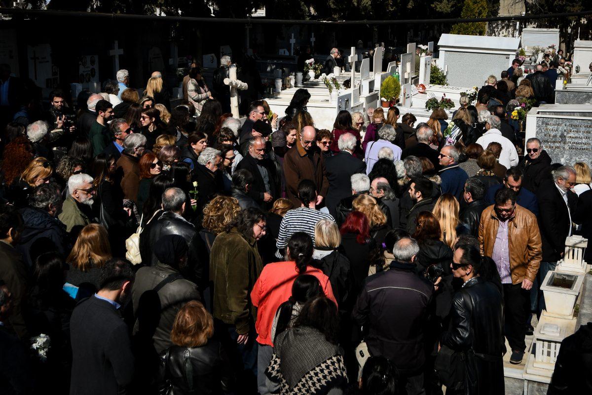 Το τελευταίο αντίο στον Φαίδωνα Γεωργίτση: Πλήθος κόσμου και συγκίνηση στην κηδεία του (pics)