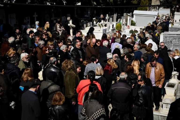 Το τελευταίο αντίο στον Φαίδωνα Γεωργίτση: Πλήθος κόσμου και συγκίνηση στην κηδεία του (pics)