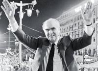 Ντοκουμέντο: Απίστευτη φωτογραφία από βάπτιση την ημέρα που το ΠΑΣΟΚ κέρδισε τις εκλογές του 1981