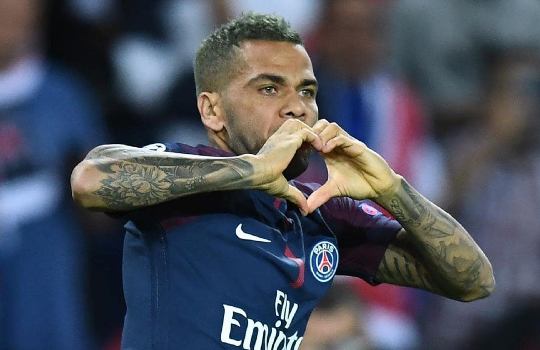 Ντάνι Άλβες: Ανανεώνει στην Παρί