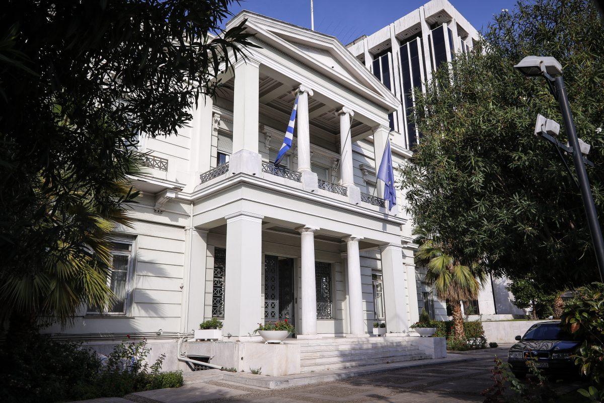 Χειροβομβίδα ρωσικό προξενείο: Το ΥΠΕΞ καταδικάζει την επίθεση