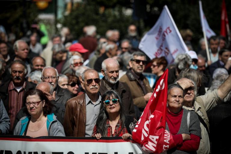 Πορεία διαμαρτυρίας συνταξιούχων: Ζητούν συνάντηση με Τσίπρα – Τα αιτήματά τους (pics)