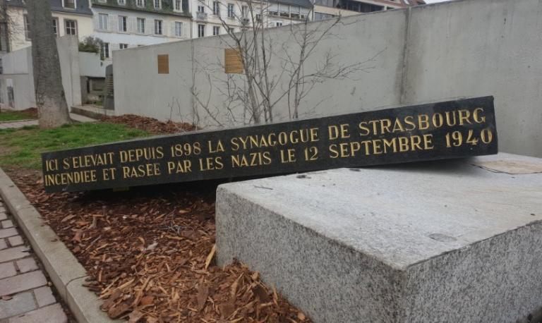 Στρασβούργο συναγωγή: Ζωγράφισαν σβάστικες σε επιτύμβια πλάκα (pic)