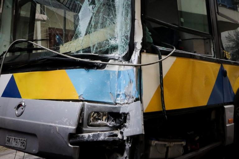 Σύγκρουση λεωφορείων στο Αιγάλεω: Πληροφορίες για τραυματίες